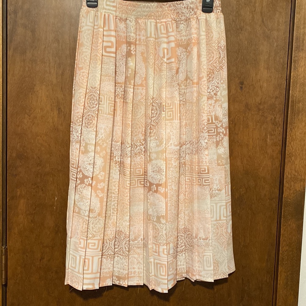 VINTAGE pleated midi skirt. Asian patterned fabric. Size US 10 (6/8 fit).